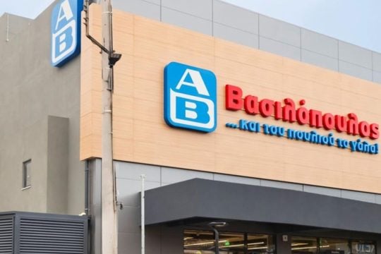 Ο AB Βασιλόπουλος απλώνει «δίχτυα» στις Κυκλάδες: Εξαγορά τριών καταστημάτων στη Σαντορίνη